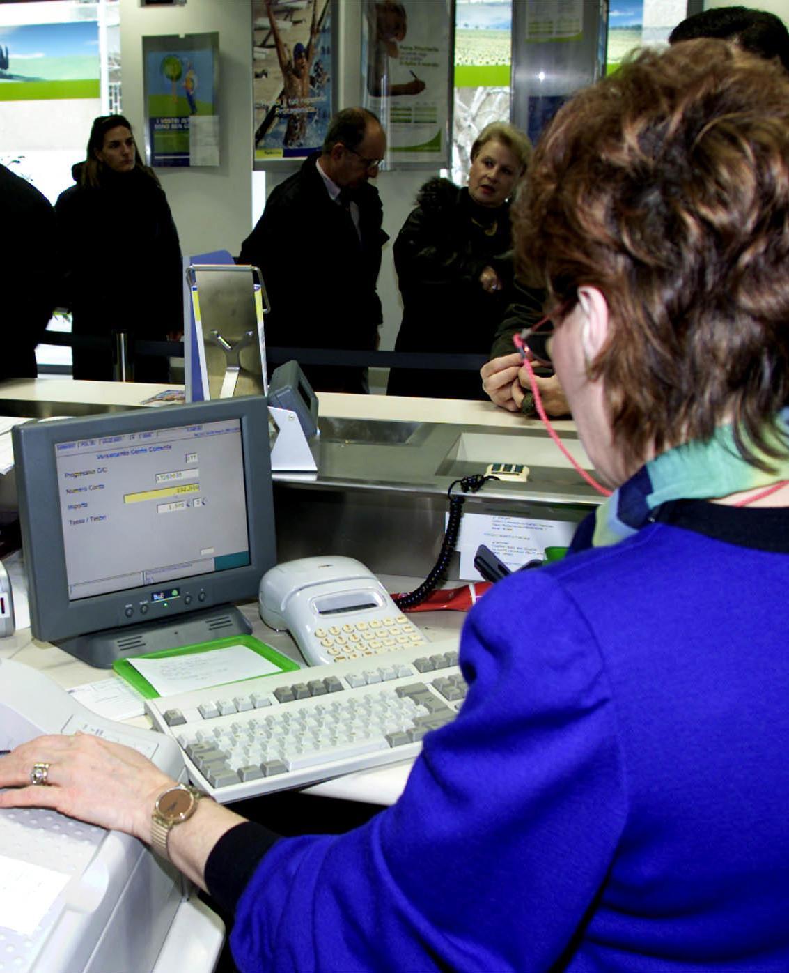 https://www.lanazione.it/image-service/view/acePublic/alias/contentid/ZjY5OWJkYjktOGE2Zi00/0/sempre-meno-debiti-con-le-banche-calo-costante-anche-per-i-depositi.jpeg