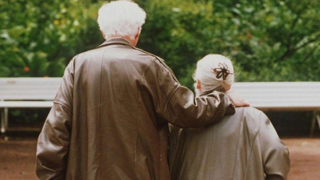 Il target a cui si rivolge il progetto dell’Asl sono le persone over 65 non autosufficienti che hanno un reddito basso Il target a cui si rivolge il progetto dell’Asl sono le persone over 65 non autosufficienti che hanno un reddito basso