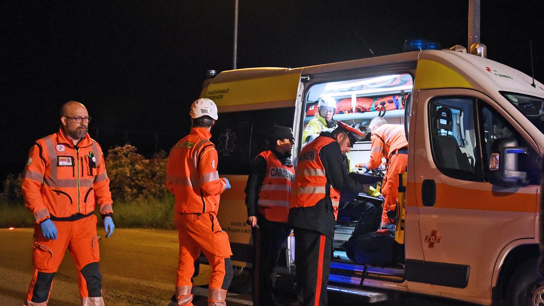 https://www.lanazione.it/image-service/view/acePublic/alias/contentid/ZjY5ZDE4YTEtYjI4ZC00/0/fe_ambulanza20soccorso0055-97626233.jpeg?f=16:9&w=1200&h=630