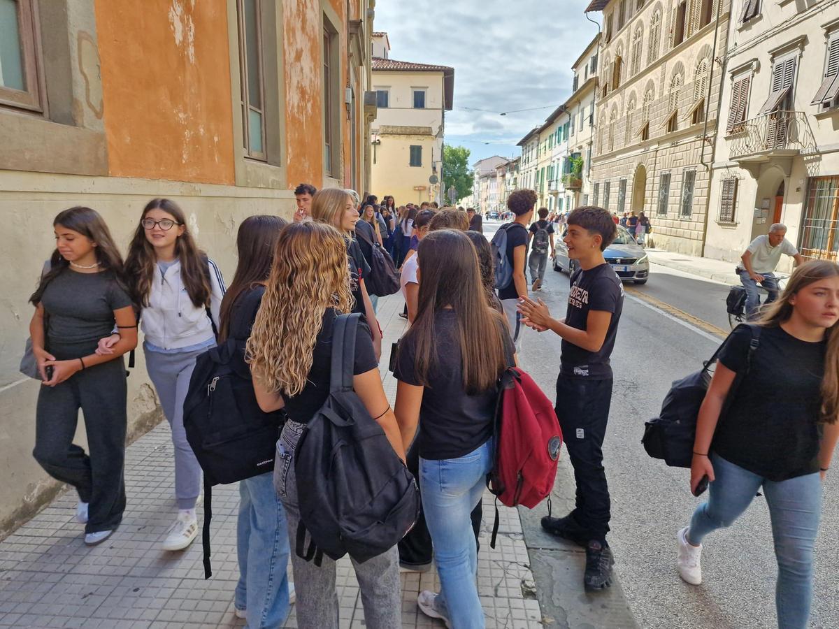 prima campanella per trentatremila il gioioso esercito degli studenti ritrovarsi tra abbracci e container