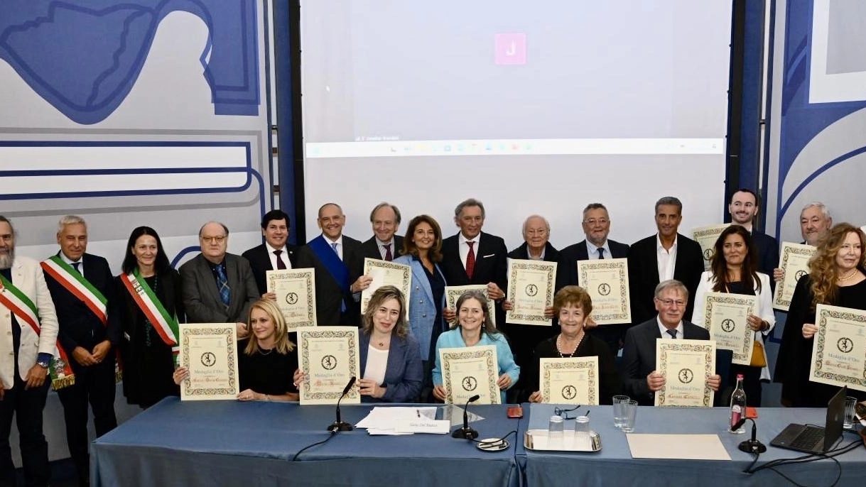 La foto di gruppo scattata ieri all’auditorium della Fondazione Banca del Monte con tutti i Lucchesi all’estero premiati e le autorità (foto Alcide) La foto di gruppo scattata ieri all’auditorium della Fondazione Banca del Monte con tutti i Lucchesi all’estero premiati e le autorità (foto Alcide)
