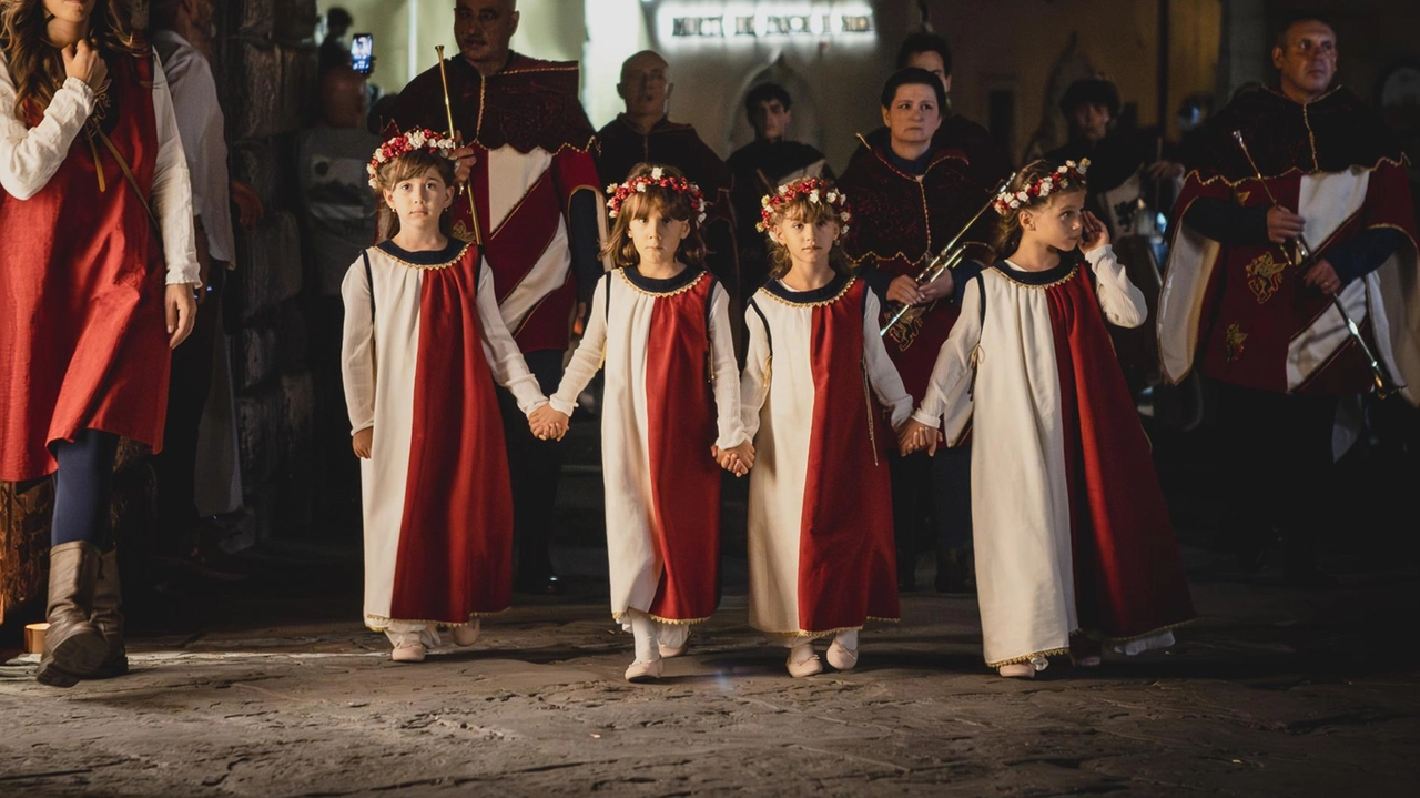 Cortei dei Ceri, niente da fare. Dopo aver fatto ‘saltare’ due rappresentazioni (su quattro) del Bruscello e la domenica di... Cortei dei Ceri, niente da fare. Dopo aver fatto ‘saltare’ due rappresentazioni (su quattro) del Bruscello e la domenica di...