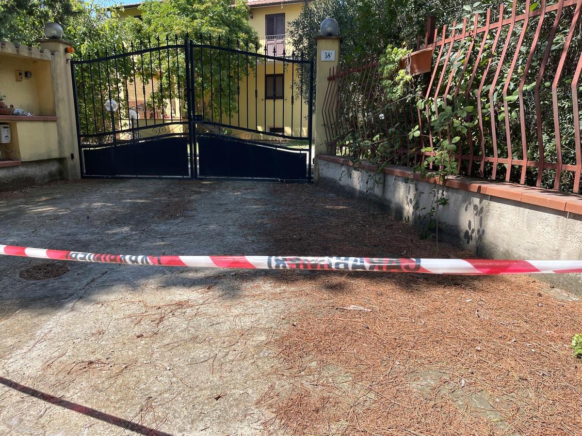 Morto in auto con la gola tagliata. Villetta degli orrori sotto la lente. In azione il Ris dei carabinieri