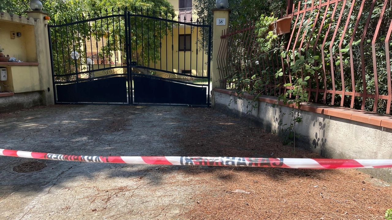 La villetta di Prisciano in cui è stato trovato il cadavere dell’ex finanziere Andrea Fiorelli, 59 anni La villetta di Prisciano in cui è stato trovato il cadavere dell’ex finanziere Andrea Fiorelli, 59 anni