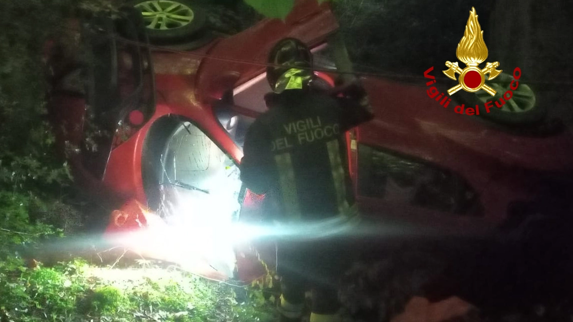 Incidente stradale nella notte lungo la provinciale di Piscialembita, nel comune di Sovicille. Auto precipita da un ponte Incidente stradale nella notte lungo la provinciale di Piscialembita, nel comune di Sovicille. Auto precipita da un ponte