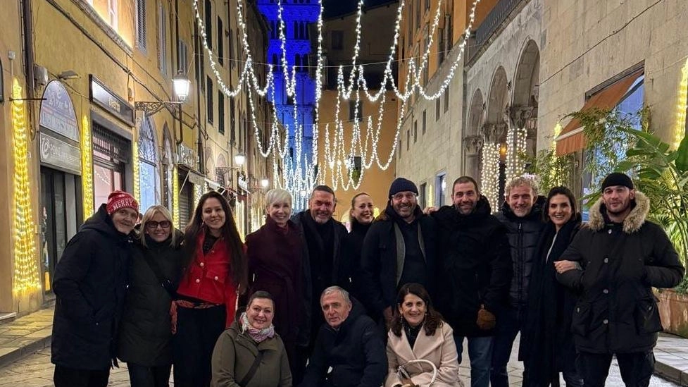 I membri del Comitato per Via Beccheria posano sotto l’illuminazione natalizia allestita nella strada I membri del Comitato per Via Beccheria posano sotto l’illuminazione natalizia allestita nella strada