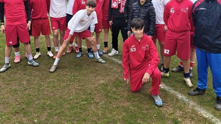 La squadra del Rosia ha accolto il giocatore del Bibbiena responsabile dei danni nello spogliatoio con una festa