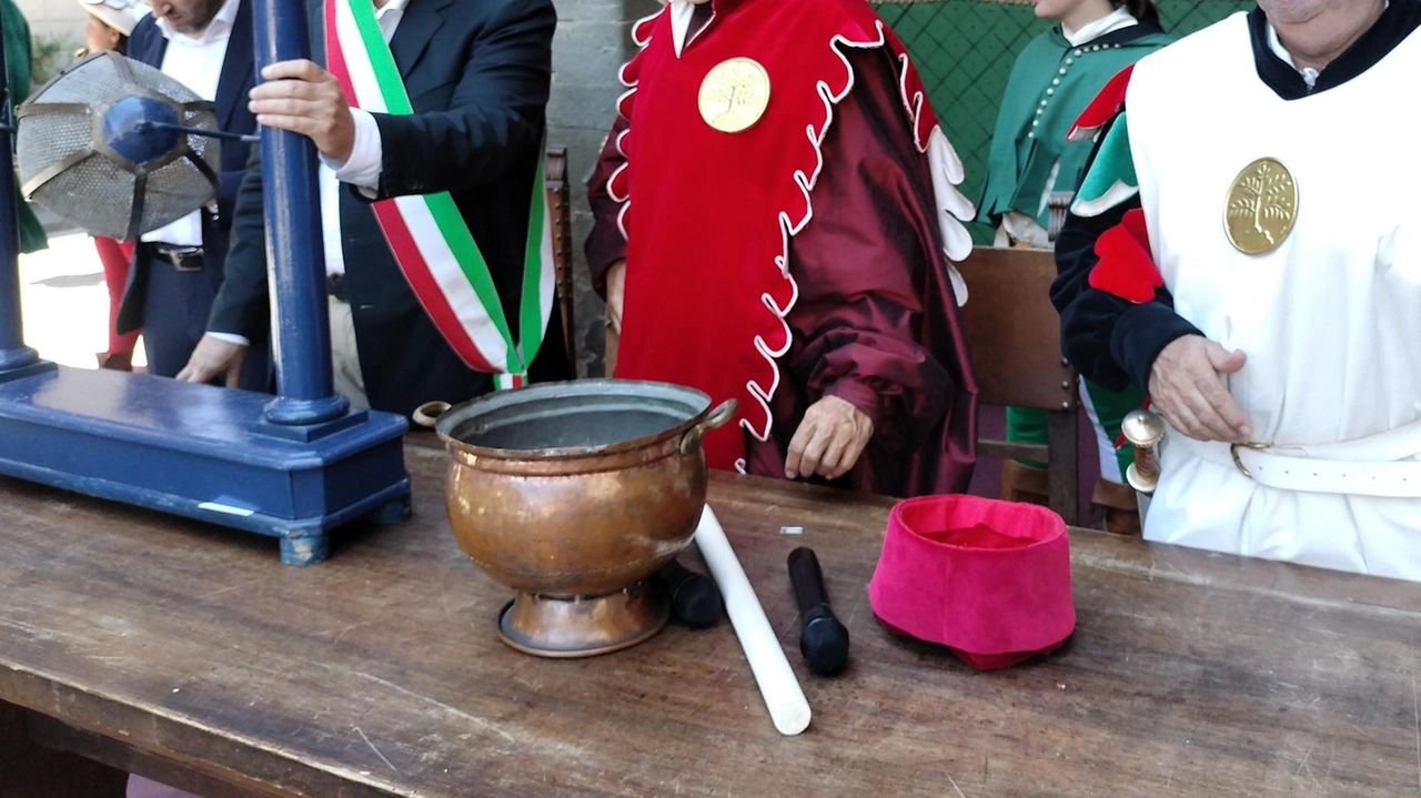 Alle 16,45 il corteo raggiungerà la fortezza dove ci sarà la cerimonia di consegna delle frecce . Alle 16,45 il corteo raggiungerà la fortezza dove ci sarà la cerimonia di consegna delle frecce .