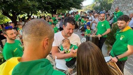 GUALDO TADINO – L’hanno chiamata il “Battesimo del Portaiolo“ la singolare, simpatica iniziativa con la quale bambini nati da poco... GUALDO TADINO – L’hanno chiamata il “Battesimo del Portaiolo“ la singolare, simpatica iniziativa con la quale bambini nati da poco...