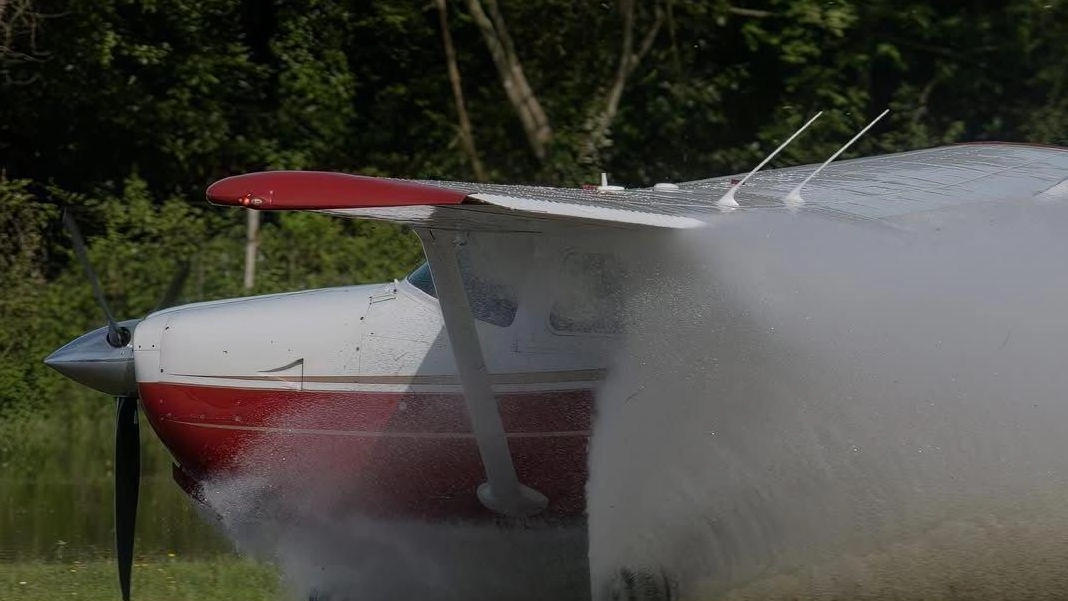 L’atterraggio di. un aereo con la pista allagata all’aeroporto ’Città di Massa’ che negli ultimi giorni è stato chiuso dall’Enac a causa del maltempo