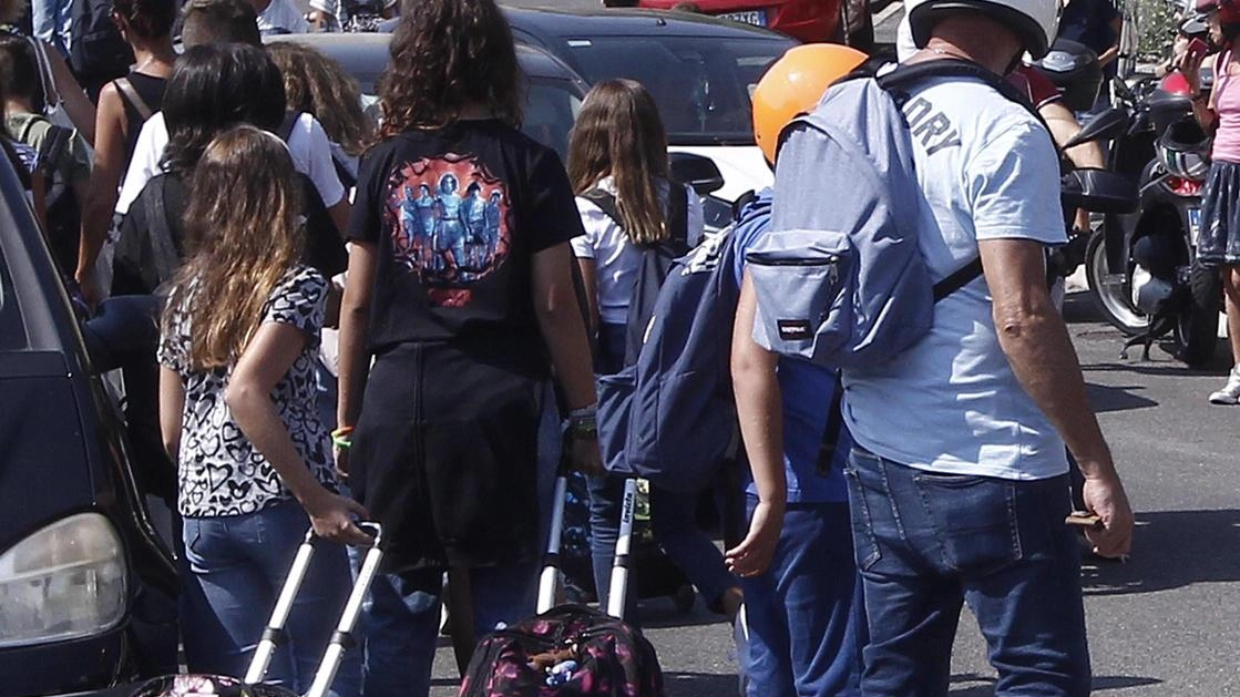 A Campi Bisenzio, famiglie residenti possono richiedere il Pacchetto Scuola per studenti fino a 20 anni con Isee familiare entro 15.748,78 euro. Contributo da 130 a 300 euro per spese scolastiche, senza necessità di documentazione di spesa. Domanda online entro il 20 settembre su www.comune.campi-bisenzio.fi.it. A Campi Bisenzio, famiglie residenti possono richiedere il Pacchetto Scuola per studenti fino a 20 anni con Isee familiare entro 15.748,78 euro. Contributo da 130 a 300 euro per spese scolastiche, senza necessità di documentazione di spesa. Domanda online entro il 20 settembre su www.comune.campi-bisenzio.fi.it.