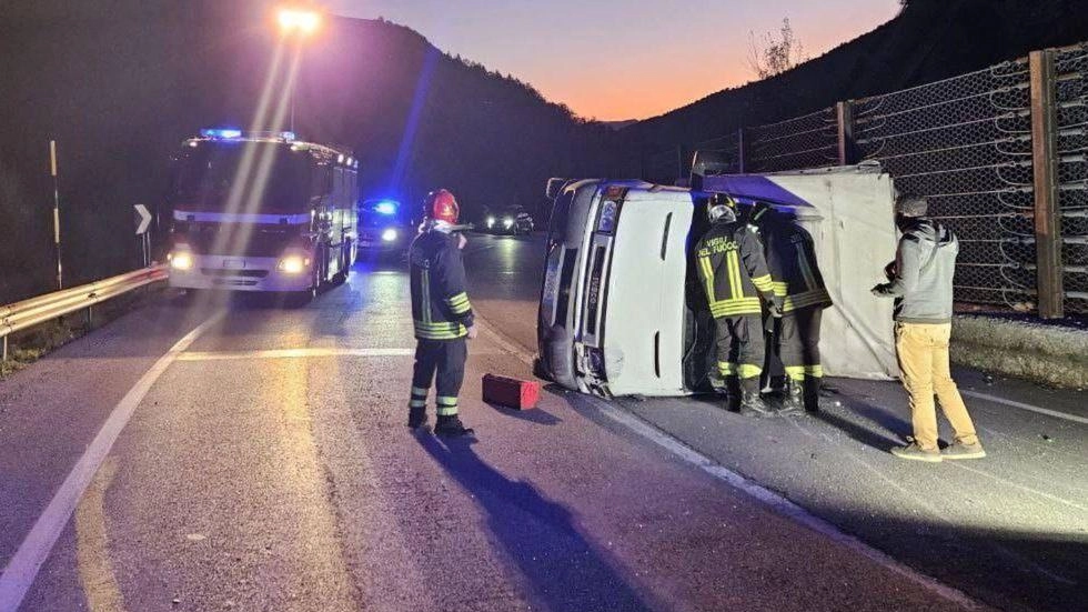 Incidente stradale a Gubbio coinvolge furgone e auto: tre ragazzi feriti lievemente. Intervento di soccorso e riapertura della strada dopo un'ora di stop. Accertamenti in corso sulle cause. Incidente stradale a Gubbio coinvolge furgone e auto: tre ragazzi feriti lievemente. Intervento di soccorso e riapertura della strada dopo un'ora di stop. Accertamenti in corso sulle cause.
