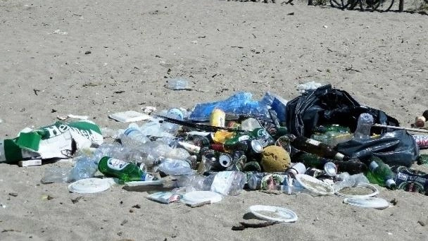 Due episodi in pochi giorni spingono il sindaco Fenelli a puntare al giro di vite con un’ ordinanza. Una ragazza finita in mare salva per miracolo. Spesso i cartelli di allarme non sono considerati. Due episodi in pochi giorni spingono il sindaco Fenelli a puntare al giro di vite con un’ ordinanza. Una ragazza finita in mare salva per miracolo. Spesso i cartelli di allarme non sono considerati.