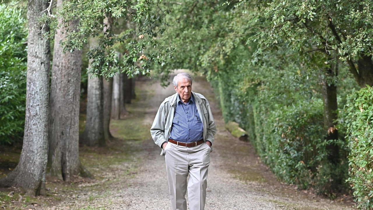 Giuliano Gori nel Parco di Celle, sulle colline di Santomato (FotoCastellani) Giuliano Gori nel Parco di Celle, sulle colline di Santomato (FotoCastellani)