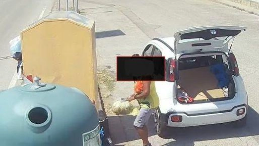 Gli abbandoni si registrano soprattutto nei periodi dei cambi di stagione. Telecamere mobili per individuare i responsabili. Da inizio anno gli agenti hanno multato una quarantina di persone. Gli abbandoni si registrano soprattutto nei periodi dei cambi di stagione. Telecamere mobili per individuare i responsabili. Da inizio anno gli agenti hanno multato una quarantina di persone.