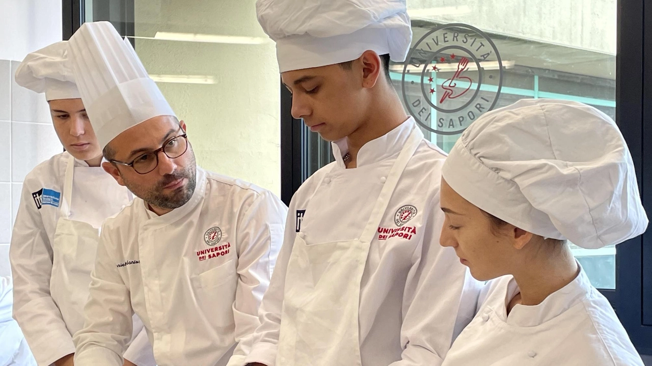 Non solo vedere, ma sperimentare concretamente una lezione di cucina, pizzeria, pasticceria. È l’esperienza di “studente per un giorno” che il...
