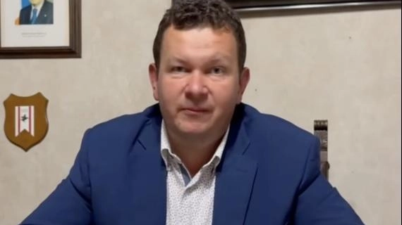 Il sindaco di Abetone Cutigliano Gabriele Bacci ha risposto agli attacchi via social attraverso un video sulla sua pagina Facebook