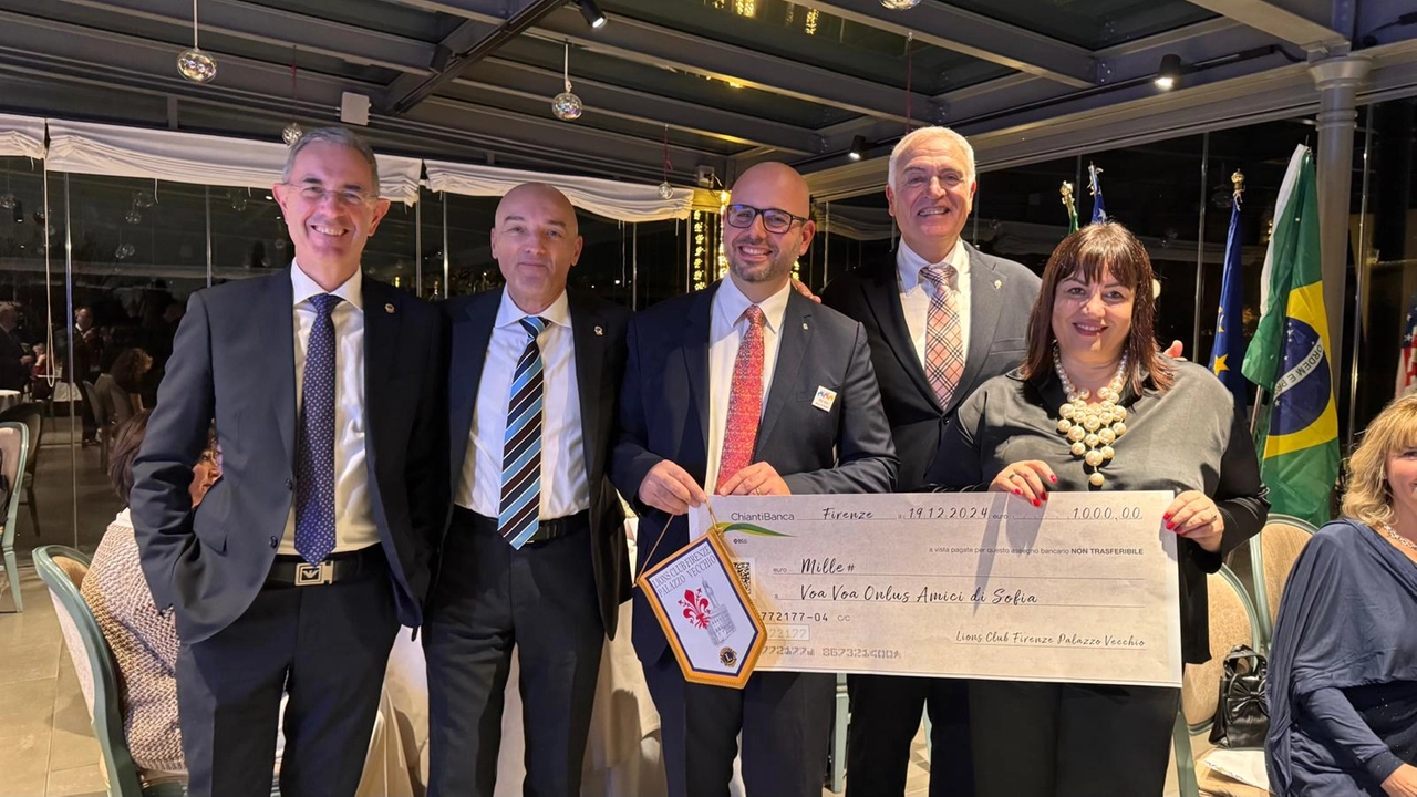 Il momento della consegna dell'assegno al presidente di Voa Voa Amici di Sofia Aps Il momento della consegna dell'assegno al presidente di Voa Voa Amici di Sofia Aps