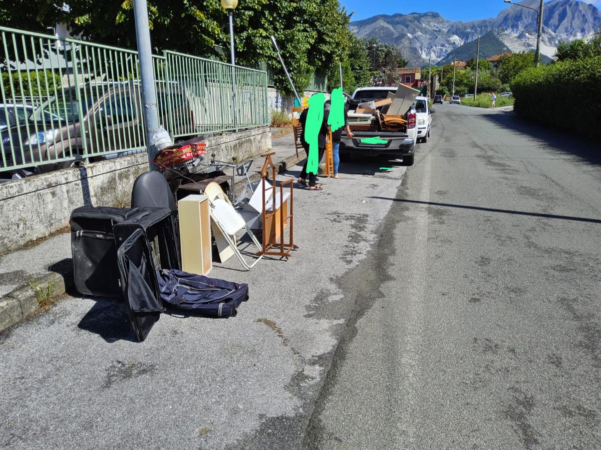Scaricano mobili in strada, famiglia ‘pizzicata’ da Retiambiente Scaricano mobili in strada, famiglia ‘pizzicata’ da Retiambiente