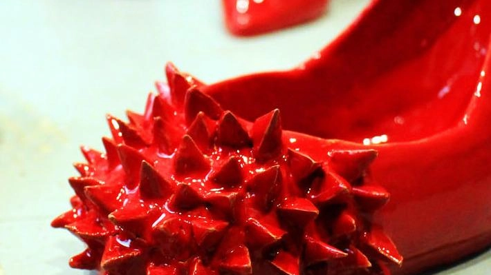 Scarpe rosse: ormai da tempo sono diventate il simbolo della battaglia contro la violenza sulle donne Scarpe rosse: ormai da tempo sono diventate il simbolo della battaglia contro la violenza sulle donne
