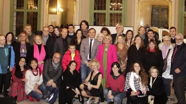 Sono le Stanze del Teatro Guglielmi, quest’anno rese ancor più suggestive dalla luminaria natalizia, ad accogliere ’La strenna del Sandomenichino’... Sono le Stanze del Teatro Guglielmi, quest’anno rese ancor più suggestive dalla luminaria natalizia, ad accogliere ’La strenna del Sandomenichino’...
