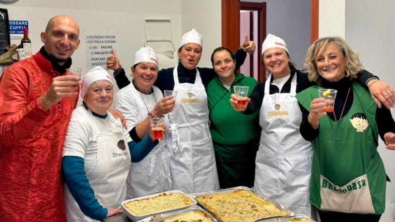 Volontari e volontarie nell’impegno quotidiano in favore dell’associazione «. Bhalobasa». Domenica 8 dicembre il pranzo annuale di solidarietà a Perignano Volontari e volontarie nell’impegno quotidiano in favore dell’associazione «. Bhalobasa». Domenica 8 dicembre il pranzo annuale di solidarietà a Perignano