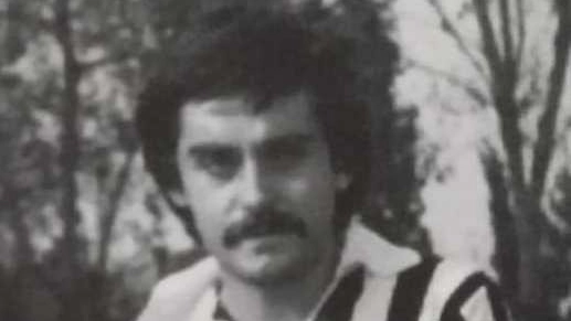 Luciano Cinelli, icona e capitano della squadra di calcio negli anni Settanta venuto a mancare nel 2023 all’età di 71 anni: qui ritratto in un momento scolpito nella storia del calcio locale