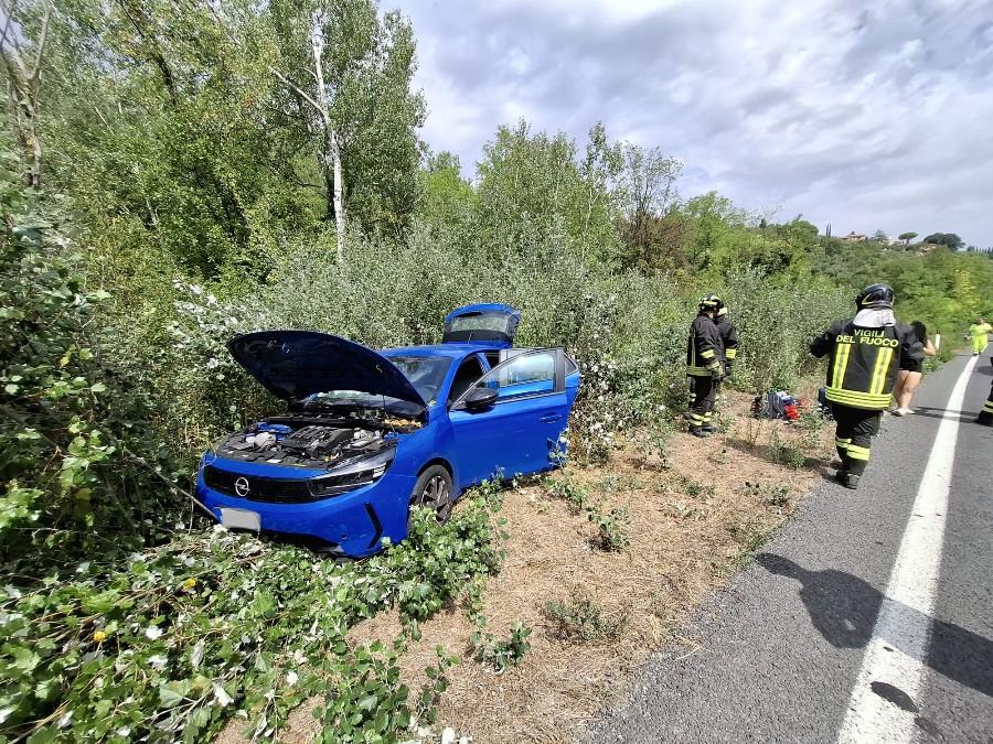 Incidente sull’AutoPalio, macchina finisce fuori strada