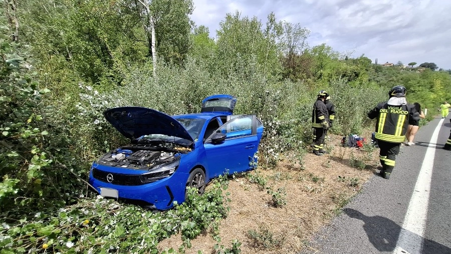 L'auto finita fuori strada a San Casciano e l'intervento dei vigili del fuoco L'auto finita fuori strada a San Casciano e l'intervento dei vigili del fuoco