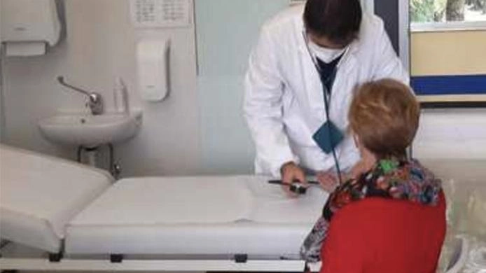 Nella foto d’archivio, un medico impegnato in una visita in ambulatorio Per i dottori c’è un sovraccarico di lavoro Nella foto d’archivio, un medico impegnato in una visita in ambulatorio Per i dottori c’è un sovraccarico di lavoro