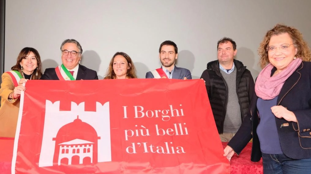 Il sindaco di Mulazzo Claudio Novoa insieme agli intervenuti per la consegna della bandiera de ’I borghi più belli d’Italia’ foto di Massimo Pasquali Il sindaco di Mulazzo Claudio Novoa insieme agli intervenuti per la consegna della bandiera de ’I borghi più belli d’Italia’ foto di Massimo Pasquali