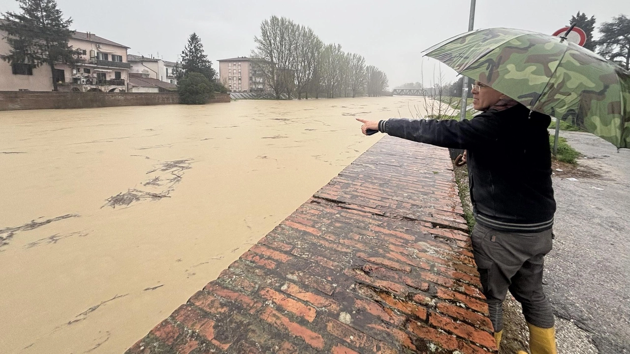 L’Era nel cuore della città durante le ore di massima piena.. Ieri il suo livello è notevolmente sceso facendo rientrare l’allarme