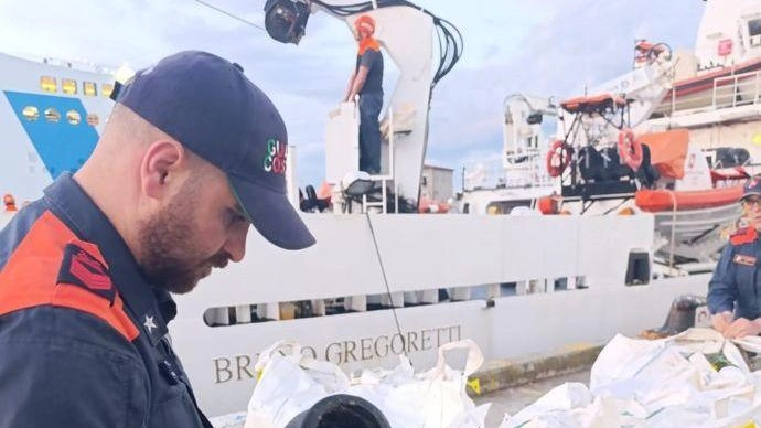 . dei contenitori di plastica utilizzati come trappole per i polpi che è stato rimosso dalla Guardia costiera . dei contenitori di plastica utilizzati come trappole per i polpi che è stato rimosso dalla Guardia costiera