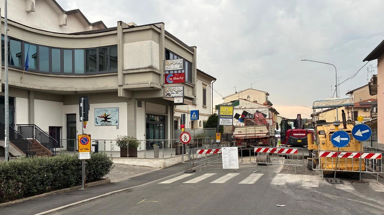 L’interruzione di via Pistoiese all’altezza del circolo La Libertà a causa dei lavori che sta mettendo a rischio le attività L’interruzione di via Pistoiese all’altezza del circolo La Libertà a causa dei lavori che sta mettendo a rischio le attività