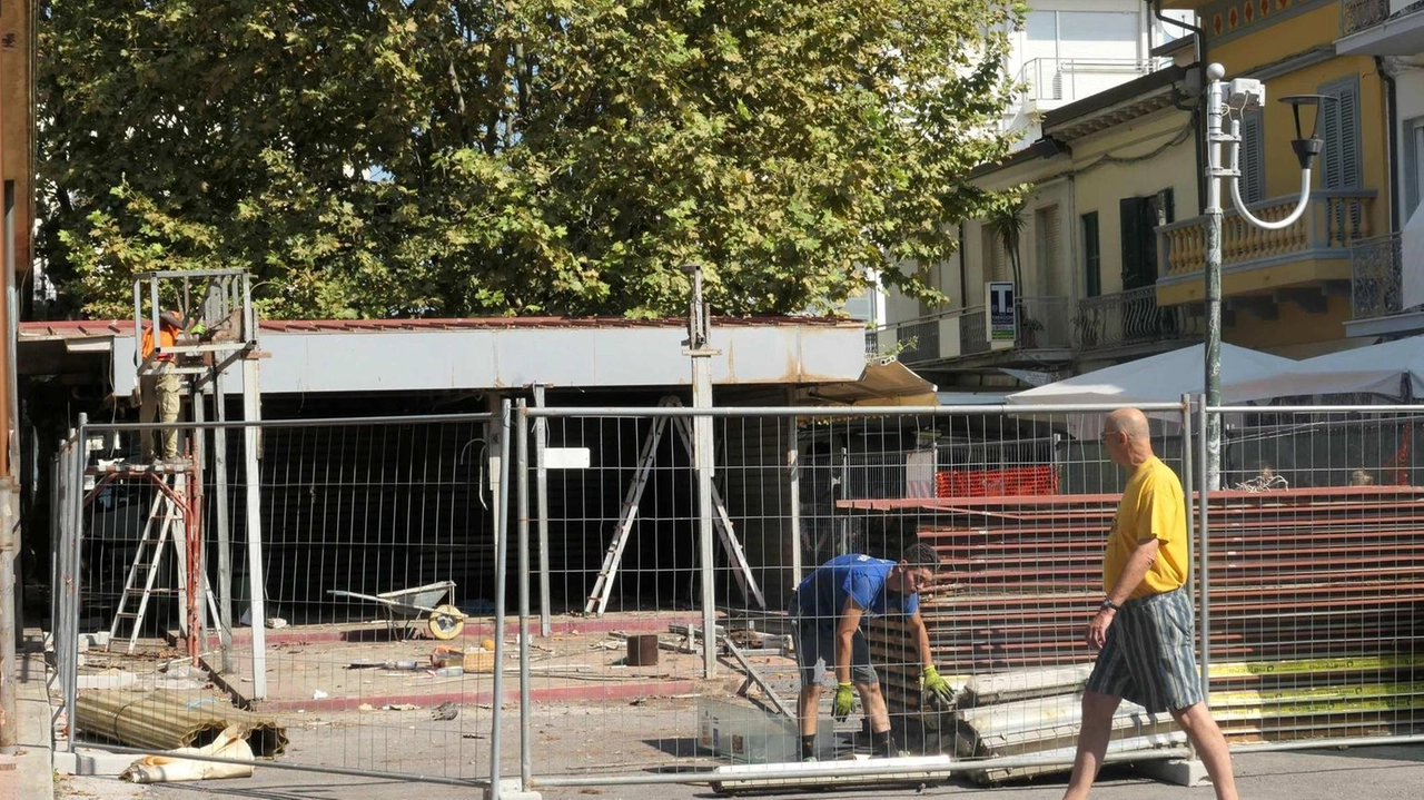 L’abbattimento dei chioschi al mercato: i lavori al Piazzone sono partiti, ma non mancano le polemiche L’abbattimento dei chioschi al mercato: i lavori al Piazzone sono partiti, ma non mancano le polemiche