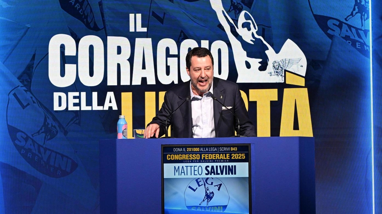 Il leader della Lega Matteo Salvini, 52 anni, ieri al congresso della Lega a Firenze. A destra in alto, l’europarlamentare Roberto Vannacci, classe 1968