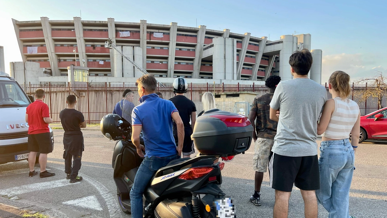 Cittadini fuori dal carcere di Sollicciano durante la rivolta dei detenuti (Foto New Press Photo)