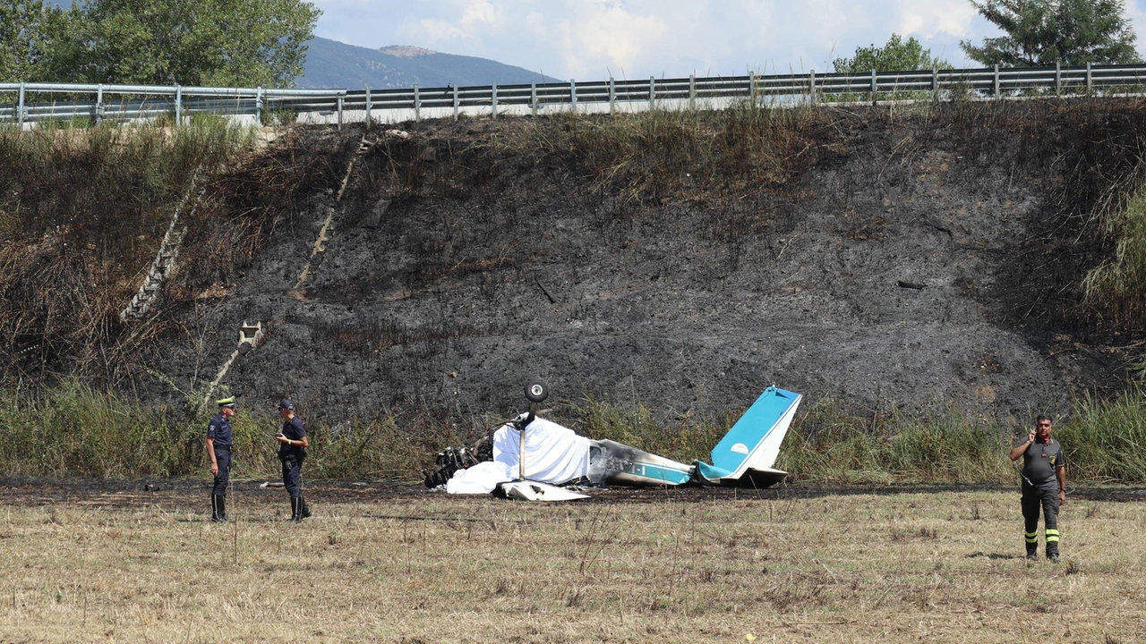 Due le vittime della tragedia di Maratta. L’aereo era da poco decollato dall’Aviosuperficie “Leonardi“. Indagano Procura, Polizia e Agenzia per il volo: ipotesi avarìa. La manovra del pilota scongiura la strage. Due le vittime della tragedia di Maratta. L’aereo era da poco decollato dall’Aviosuperficie “Leonardi“. Indagano Procura, Polizia e Agenzia per il volo: ipotesi avarìa. La manovra del pilota scongiura la strage.