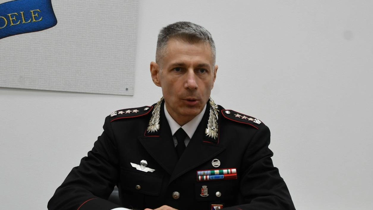 Il saluto del nuovo comandante provinciale Alessandro Dominici, che ha preso il posto del generale Americo Di Pirro (Foto Paola Nizza) Il saluto del nuovo comandante provinciale Alessandro Dominici, che ha preso il posto del generale Americo Di Pirro (Foto Paola Nizza)