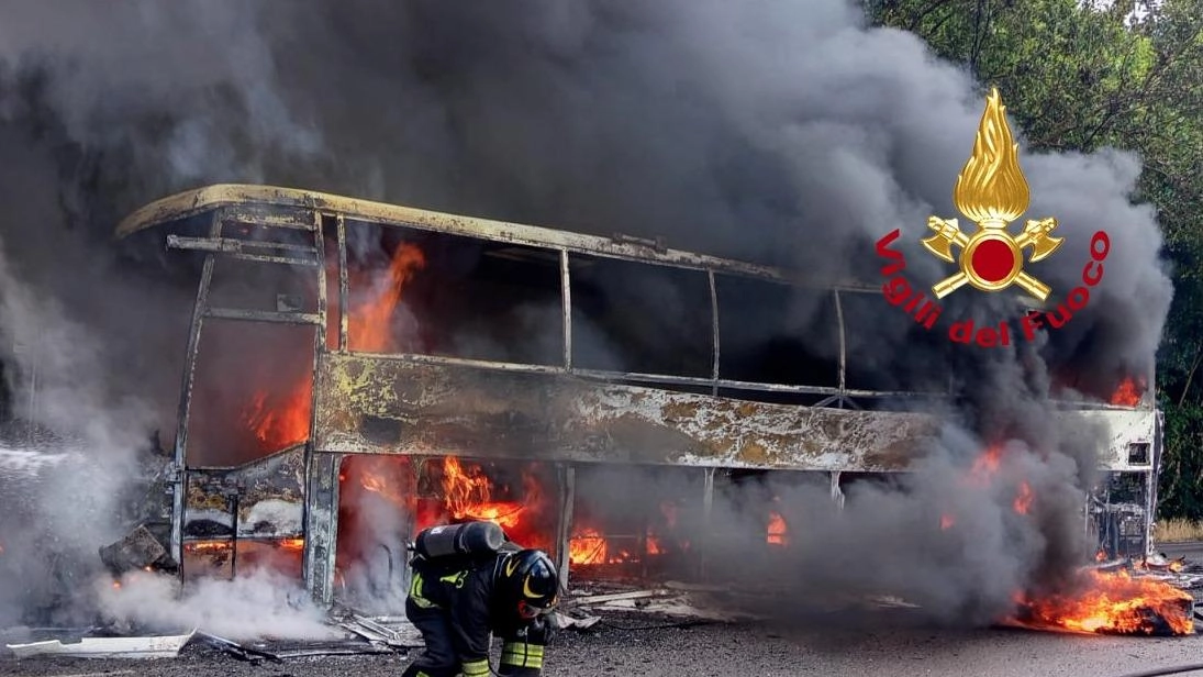 La colonna di fumo si è vista da lontano, anche dalle frazioni collinari. Grande apprensione, ieri mattina, per l’incendio di... La colonna di fumo si è vista da lontano, anche dalle frazioni collinari. Grande apprensione, ieri mattina, per l’incendio di...