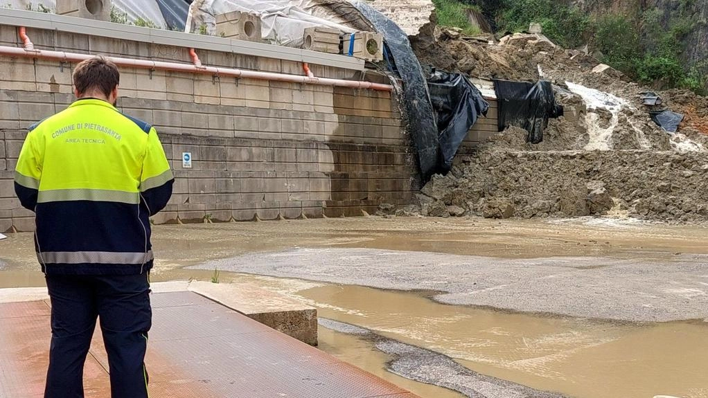 Il crollo dell’argine all’interno di Cava Fornace avvenuto. a maggio 2024