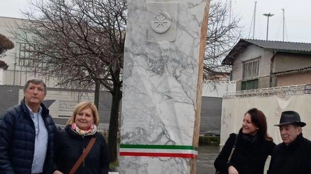 Cerimonia sotto la pioggia del Psi per commemorare il "presidente degli italiani" Cerimonia sotto la pioggia del Psi per commemorare il "presidente degli italiani"