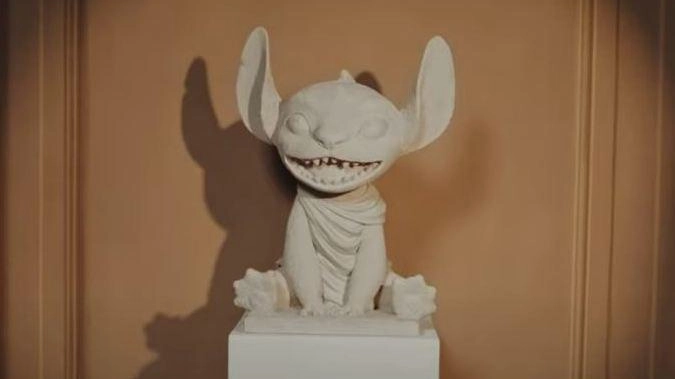 Due fotogrammi dell’alieno Disney all’interno della Galleria dell’Accademia Due fotogrammi dell’alieno Disney all’interno della Galleria dell’Accademia