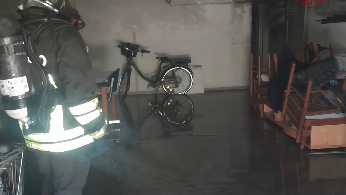 Il garage all’interno del quale si è verificato l’incendio poi domato dalle squadre dei vigili del fuoco