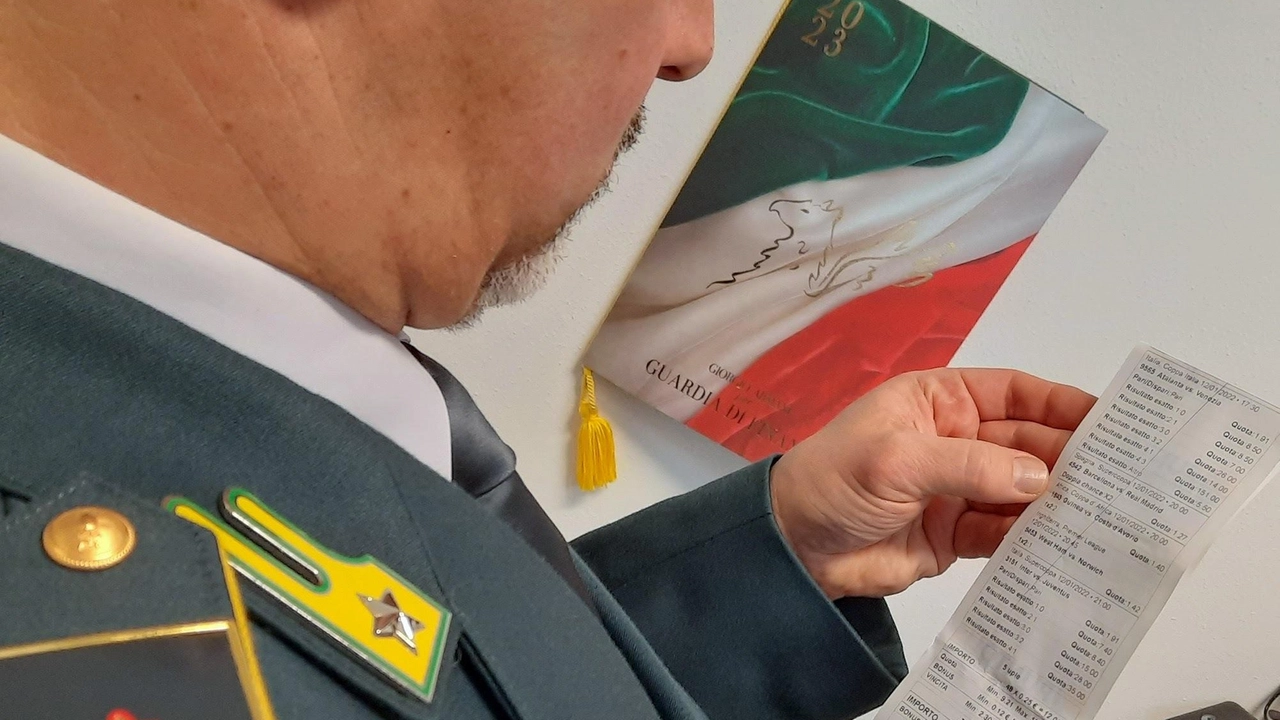 L’indagine che coinvolge dodici persone, quasi tutte fiorentine, è partita da un’attività della guardia di finanza di Lucca L’indagine che coinvolge dodici persone, quasi tutte fiorentine, è partita da un’attività della guardia di finanza di Lucca