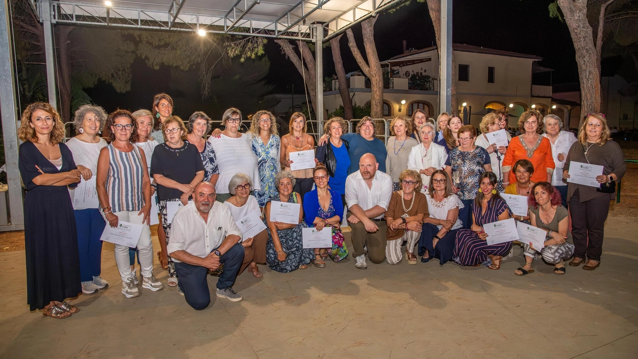 I partecipanti della terza edizione di Impara l’arte col punto Tavarnelle. Il sindaco. David Baroncelli con i partecipanti al corso I partecipanti della terza edizione di Impara l’arte col punto Tavarnelle. Il sindaco. David Baroncelli con i partecipanti al corso