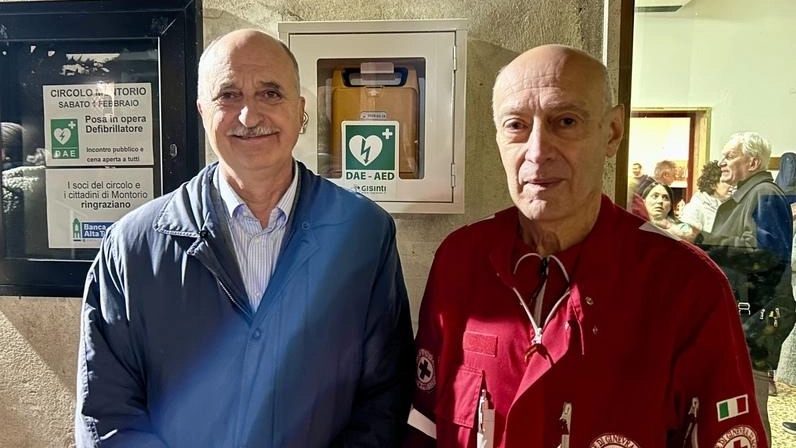In foto, il presidente Alberto Vasco Banci e Marco Lombardi del circolo ieri durante la consegna del defibrillatore In foto, il presidente Alberto Vasco Banci e Marco Lombardi del circolo ieri durante la consegna del defibrillatore