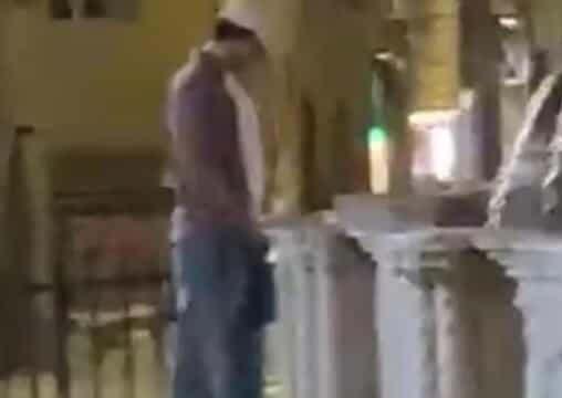 Fa la pipì nella Fontana Maggiore: "Adesso chiedi scusa alla città" Fa la pipì nella Fontana Maggiore: "Adesso chiedi scusa alla città"