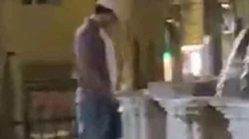 L’immagine che circola sui social con un uomo che urina dentro la zona protetta della Fontana Maggiore L’immagine che circola sui social con un uomo che urina dentro la zona protetta della Fontana Maggiore