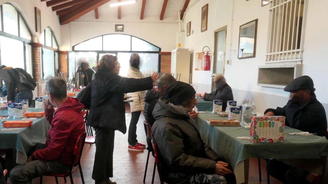 Le parrocchie della città partecipano all’iniziativa ‘Il buon samaritano’. Ambrosini: "Raccogliamo il cibo delle mense scolastiche e lo riutilizziamo". Le parrocchie della città partecipano all’iniziativa ‘Il buon samaritano’. Ambrosini: "Raccogliamo il cibo delle mense scolastiche e lo riutilizziamo".